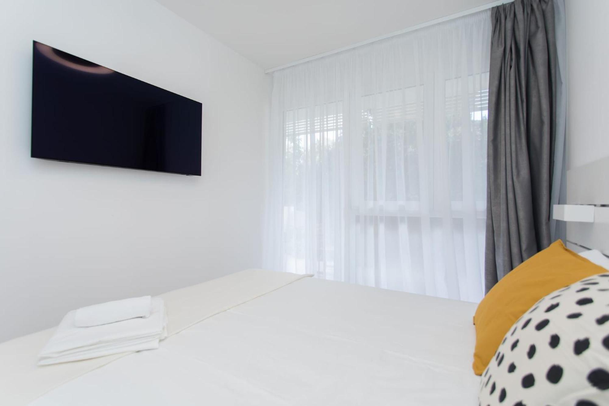 Apartmán Lumi's Perfect Place Near With Garden & Free Public Parking