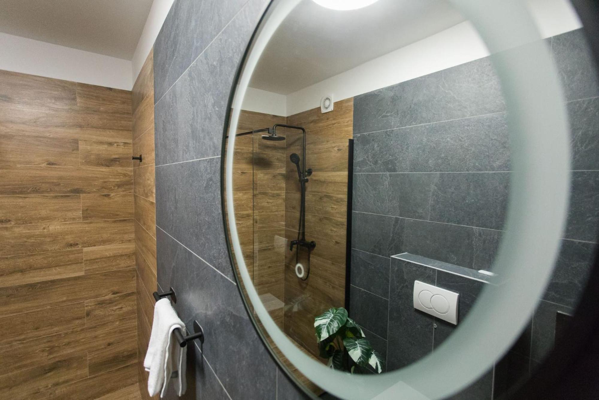 Apartmán Lumi's Perfect Place Near With Garden & Free Public Parking